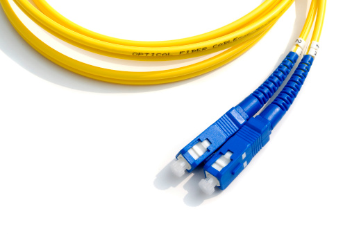 żółto niebieski kabel światłowodowy